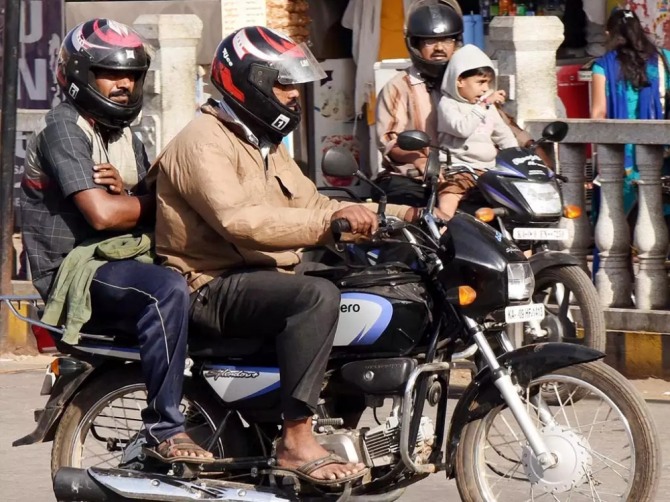 인도 도로교통부 장관이 오토바이 헬멧에 대해 인도표준국(BIS)의 인증 제도를 도입할 방침을 밝혔다. 자료=타임스오브인디아