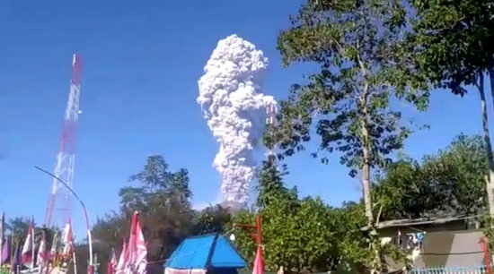 인도네시아 자바 섬 중부 메라피 화산이 곧 폭발할 것으로 보인다. 사진=로이터/뉴스1