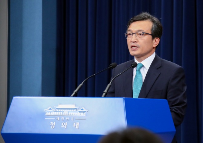 청와대 김의겸 대변인은 13일 오전 북한의 핵실험장 폐쇄와 관련, 남북정상회담을 말이 아닌 행동으로 실천하려는 의지의 표현이라며 환영한다고 밝혔다.