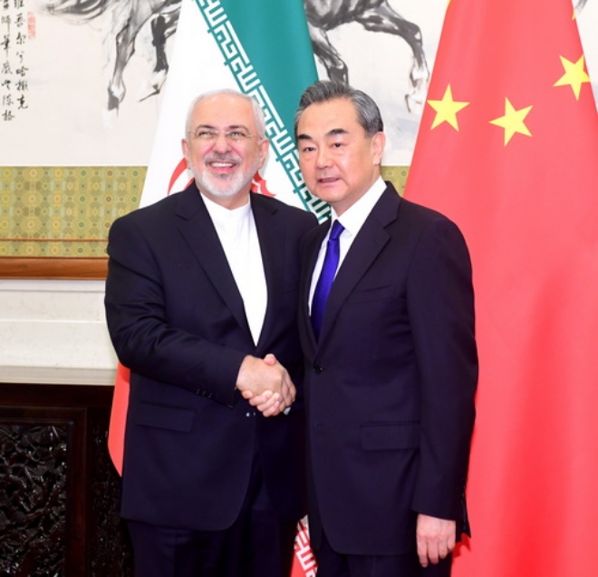 중국 왕이(王毅) 국무위원 겸 외무부장은 13일 방중한 이란 자리프 외무장관과 베이징에서 회담했다. 자료=중국외무부