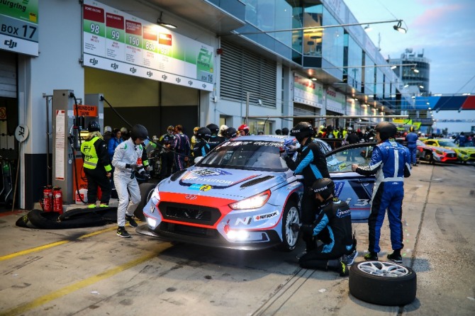 현대자동차 ‘i30 N TCR’이 WTCR 경주대회 우승에 이어 24시간 동안 쉬지 않고 펼쳐지는 내구레이스에서도 역대 최고 성적으로 완주했다.사진=현대차 제공