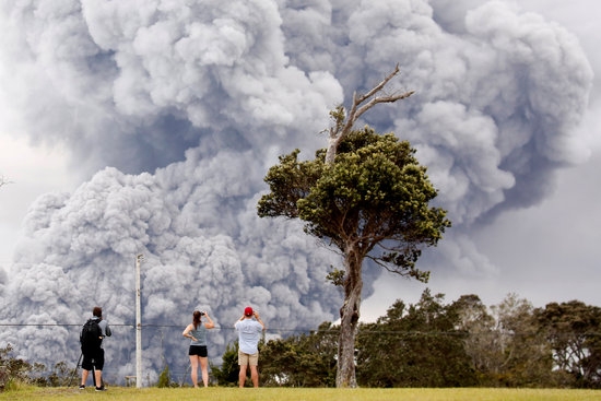 하와이 칼라우에아 화산에서 화산재와 화산가스가 높게 치솟고 있다. 사진=로이터/뉴스1