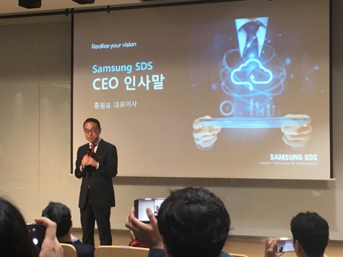 삼성 SDS 홍원표 대표이사가 17일 상암 데이터센터에서 삼성 SDS의 클라우드 대외 사업을 설명하고 있다.