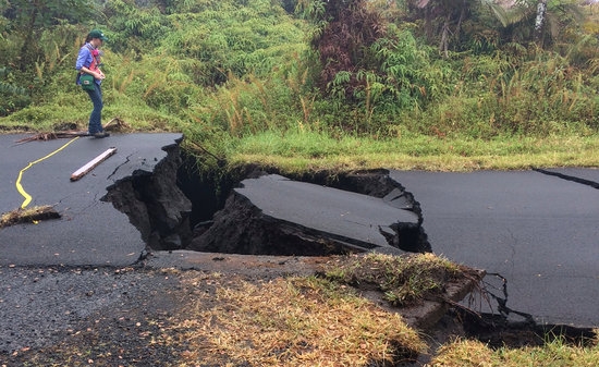 하와이섬 킬라우에아 화산이 17일(현지 시간) 폭발해 가스기둥이 9000m까지 치솟고 도로가 심하게 파손됐다. 지질연구원이 도로의 균열 원인을 조사하고 있다. 사진=로이터/뉴스1