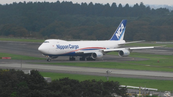 일본 국토교통성은 기체 손상에도 불구하고 수리를 하지 않은 채 운항을 계속한 일본화물항공에 대해 경고했다.