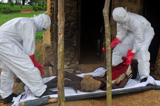 세계보건기구(WHO)는 콩고에서 발생한 에볼라가 도심지역으로 확대되는 등 감염자와 접촉한 사람 500여명을 집중 관찰하고 있다고 밝혔다. 사진은 라이베리아 몬로비아에서 의료진이 에볼라 사망자의 시신을 옮기고 있는 모습. 사진=뉴시스 
