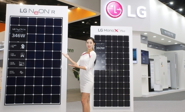 LG전자 모델이 지난해 에너지대전에 출품한 LG전자 제품을 소개하고 있다. 사진=LG전자