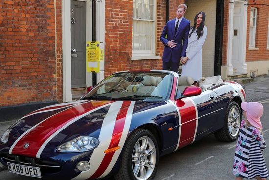영국은 19일 열리는 해리 왕자와 마클의 결혼식 준비에 여념이 없다. 한 소녀가 예비 부부가 타고갈 차를 바라보고 있다. 사진=로이터/뉴스1