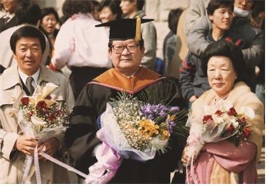 고 구본무 회장(왼쪽)이 1986년 구자경 명예회장(가운데)의 고려대학교 명예경제학박사 학위 수여식장에서 기념사진 촬영을 하고 있다. 오른쪽은 구 회장의 어머니인  고 하정임 여사. 사진=LG그룹