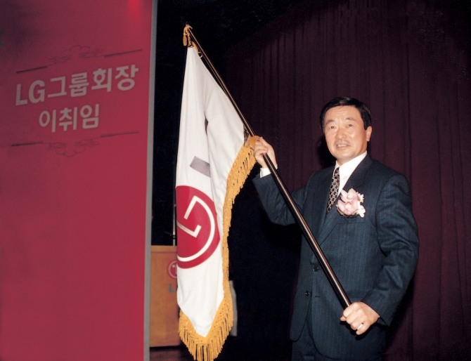 지난 1995년 2월 22일 LG 회장 이취임식에서 구본무 신임 회장이 LG 깃발을 흔들고 있다.