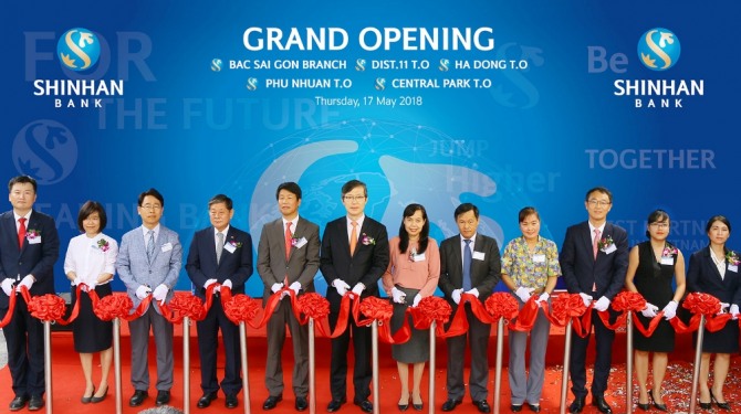 신한은행은 최근 베트남 4개 지역에 동시에 지점을 오픈했다//사진=신한은행