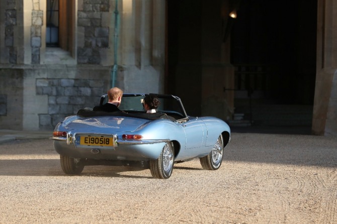 영국 해리 왕자와 메건 마클 부부가 전기 자동차로 개조한 '재규어 E-타입 제로'를 타고 피로연장으로 들어가고 있다. 사진=AP/뉴시스
