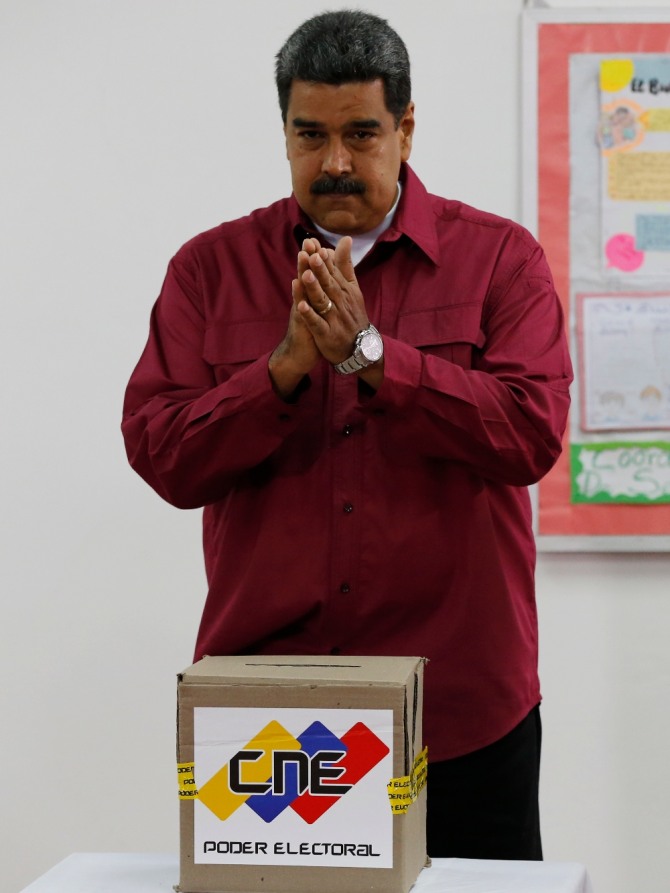 베네수엘라의 니콜라 마두로 대통령이 20일(현지 시간) 대선 투표 후 두 손을 모으고 있다. 마두로 대통령은 임기 6년의 재선에 성공했으나 미국을 비롯한 여러 나라들은 대선결과를 받아들일 수 없다며 비난했다. 사진=뉴시스