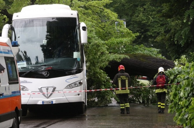 이탈리아 중부 관광지인 피렌체에서 가로수가 한국인 관광객을 태운 버스를 덮쳐 14명이 부상을 입었다. 사진=레푸블리카(la Repubblica).