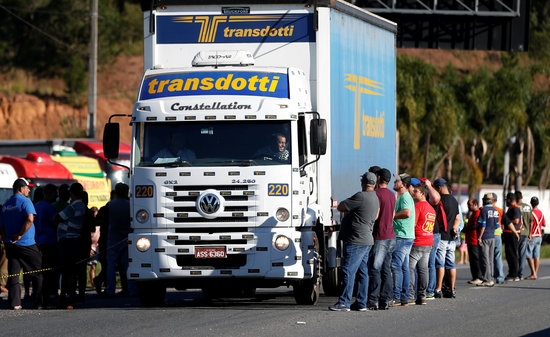 브라질 트럭 운전기사들이 쿠리티바에서 파업 도중 트럭으로 BR-116 고속도로를 봉쇄하고 있다. 사진=로이터/뉴스1