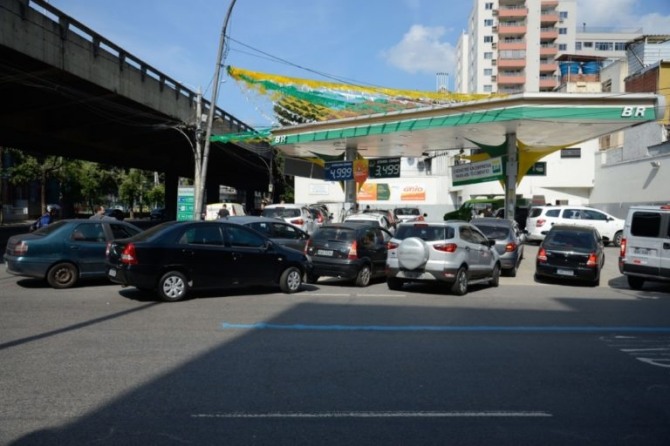 급유를 요구하는 자동차로 장사진을 이룬 리오 주유소. 자료=아르젠시아브라질