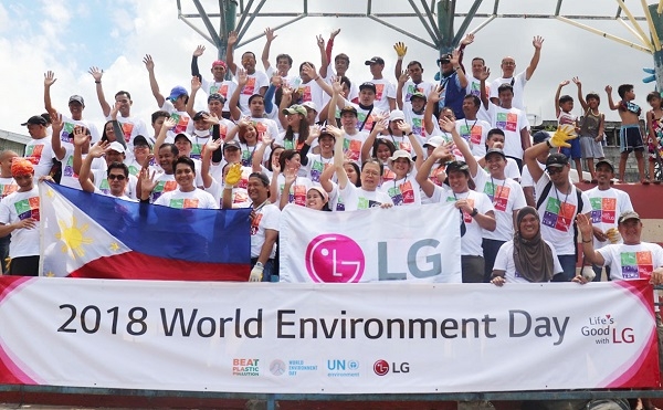 LG전자 필리핀법인 임직원들이 환경보호 활동 후 기념촬영을 하고 있다. 사진=LG전자. 
