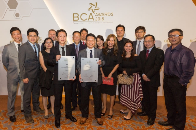 싱가포르 리조트 월드 센토사에서 열린 ‘BCA AWARDS 2018’ 시상식이 현대건설 싱가포르 지사 직원들이 참석한 가운데 열렸다. 김항열 싱가포르 지사장(왼쪽 7번째), TAN BOON LANG, FREDDY 상무(왼쪽 8번째) 등 현대건설 임직원들이 싱가포르 건설대상을 수상한 뒤 기념촬영을 하고 있다.