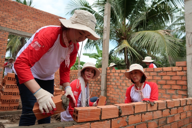 아시아나항공 직원 봉사단이 베트남 호찌민시 인근 ‘벤째성'에서 '사랑의 집 짓기' 봉사활동을 실시하고 있다. 사진=아시아나항공  