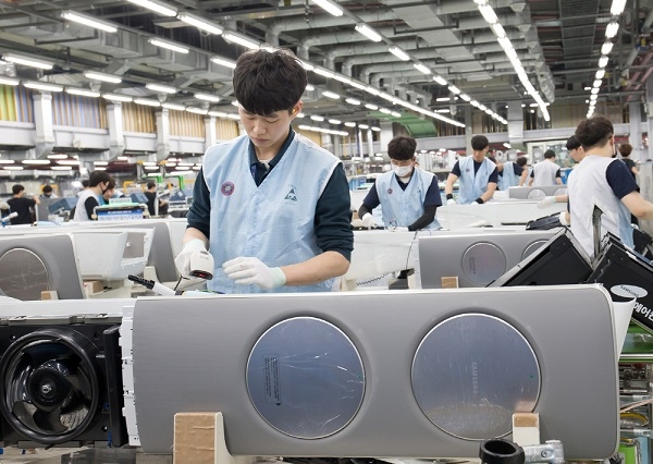 삼성전자 광주사업장 에어컨 생산라인에서 직원들이 삼성 무풍에어컨을 생산하고 있는 모습. 사진=삼성전자. 