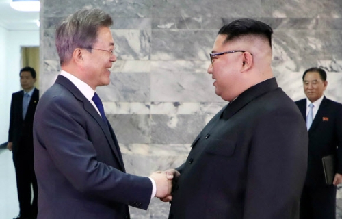 문재인 대통령과 김정은 북한 국무위원장이 악수를 하고 있다. 사진=뉴시스