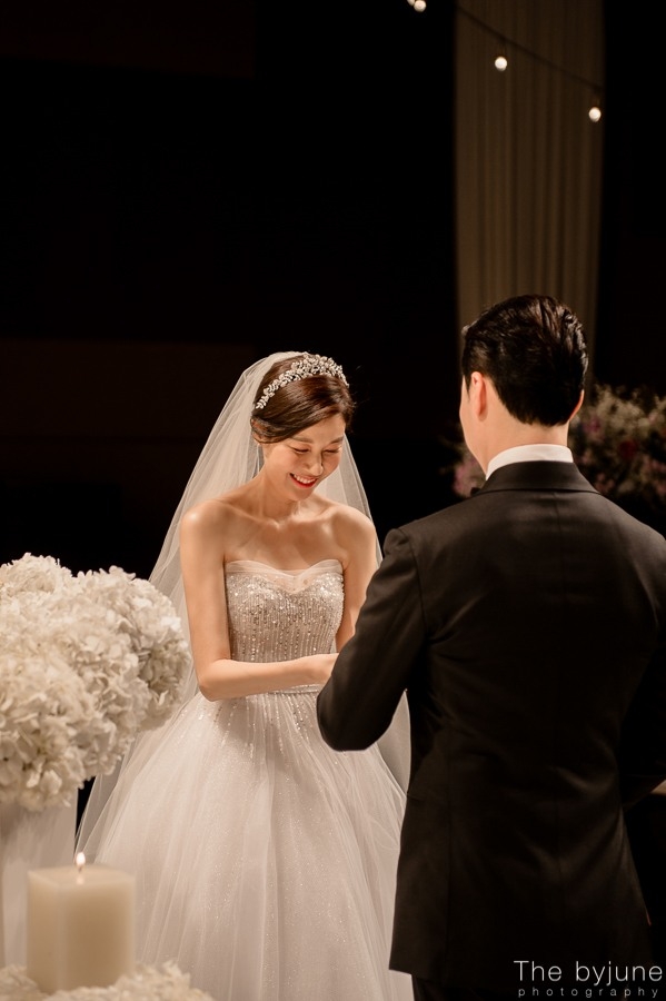 지난 2016년 3월, 배우 김하늘이 1살 연하의 사업가와 1년 여 열애 끝에 웨딩마치를 울렸다. 사진=김하늘 소속사 제공 
