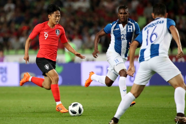 온두라스와 한국의 축구국가대표평가전에서 이승우 선수가 상대 진영으로 질주하고 있다. /사진=뉴시스