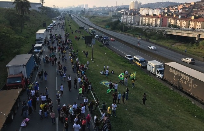 브라질 전역을 ​뒤흔드는 사태로까지 발전한 트럭 운전사들의 파업으로 브라질 국내 혼란이 악화되고 있다.