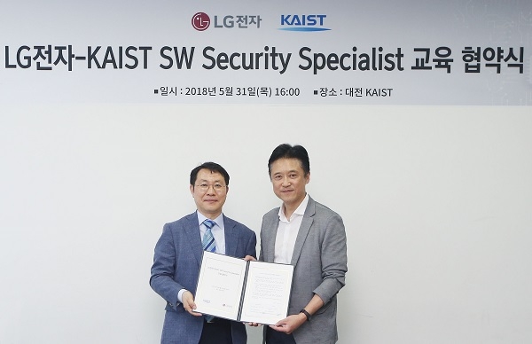 이규은 LG전자 SW개발전략실장(왼쪽)과 김용대 KAIST 사이버보안연구센터장(오른쪽)이 협약서를 맞들고 있다. 사진=LG전자. 