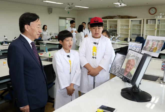 설동호 대전시교육감 후보가 1일 오전 10시 대전교육과학 연구원에서 열린 제1회 노벨과학페스티벌에 참여했다. 