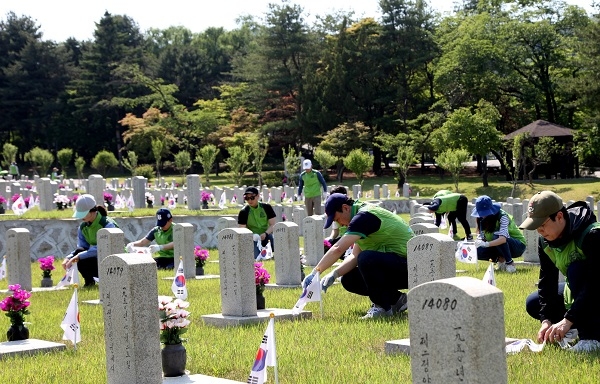 코오롱 임직원들이 1일 오후 서울시 동작구 소재 국립 서울현충원을 찾았다. 사진=코오롱.