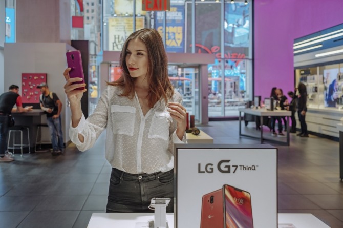 LG전자는 현지시간 1일 미국 버라이즌, T모바일, 스프린트, US셀룰러 등과 캐나다 벨, 로저스, 텔러스 등 북미 주요 이동통신사를 통해 LG G7 ThinQ를 출시했다고 3일 밝혔다.