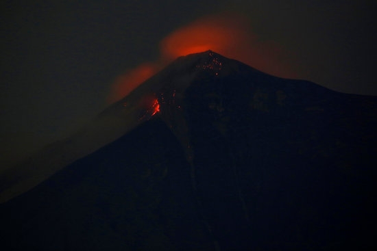 과테말라 푸에고 화산이 3일(현지 시간) 폭발해 용암과 화산재를 격렬하게 뿜어내고 있다. 사진=로이터/뉴스1