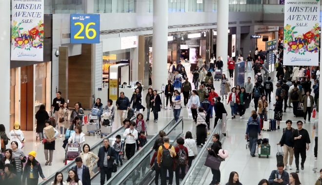 인천공항 면세점 입찰에서 탈락한 롯데면세점은 심사가 공정하게 이뤄졌다는 인천공항공사의 주장을 수긍하기 어렵다는 반응을 보였다. 사진=뉴시스