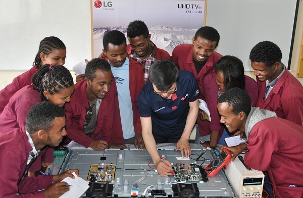  4일(현지시간) 에티오피아 수도 아디스아바바에 있는 LG-KOICA 희망직업훈련학교에서 학생들이 애프터서비스 전문가에게 제품 수리 노하우를 배우고 있다. 사진=LG전자.