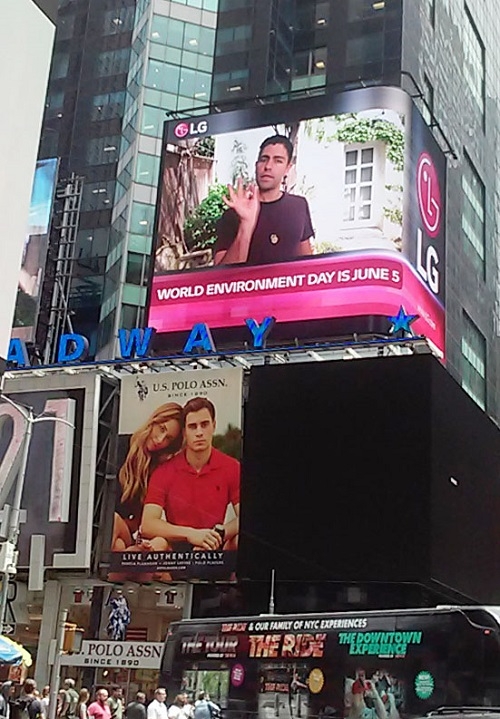 뉴욕 타임스스퀘어에 있는 LG전자 전광판에서 환경보호 캠페인 영상을 상영하고 있다. 사진=LG전자.