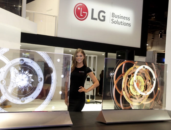 LG전자 모델이 '투명 올레드 사이니지'를 소개하고 있다. 사진=LG전자.