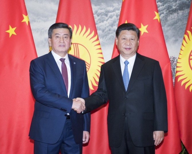 중국의 시진핑 국가주석(오른쪽)과 키르기스스탄의 제엔베코프 대통령이 6일 베이징 인민대회당에서 환영식에 앞서 악수를 나누고 있다. 자료=중국정부