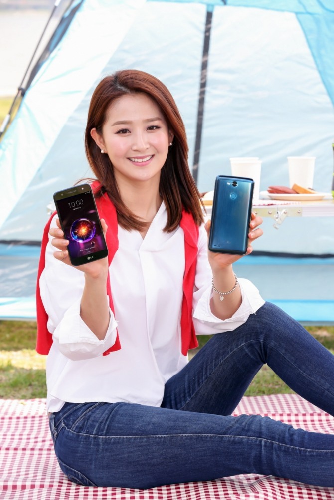  LG전자가 8일 한 번 충전하면 1박 2일은 거뜬하게 쓸 수 있는 실속형 스마트폰 ‘LG X5’를 출시한다. 36만 3천 원의  매력적인 가격에 지문인식, LG페이, 초광각 전면카메라, 라디오 등 차별화된 다양한 편의기능을 갖춘 것이 특징이다. 모델이 여의도 한강공원에서 LG X5를 소개하고 있다.