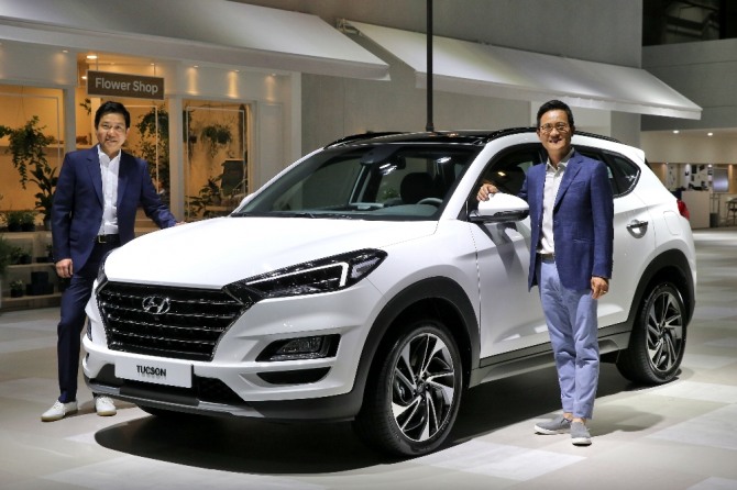 투싼 페이스리프트와 현대 스타일링 담당 이상엽 상무(좌), 현대차 국내영업본부장 이광국 부사장(우).