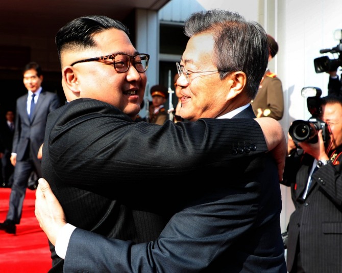 문재인 대통령과 김정은 북한 국무위원장이 5월 26일 오후 판문점 북측 통일각에서 정상회담을 마친 후 헤어지며 포옹하고 있다. 사진=뉴시스