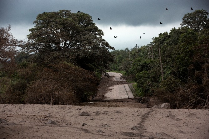 안티구아 과테말라와 에스쿠인타를 연결하는 도로가 푸에고 화산 폭발의 형향으로 6일(현지 시간)  막혀 있다. 사진=AP/뉴시스