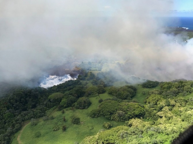 하와이 킬라우에아 화산 용암이 유입되어 하와이섬 최대 호수인 그린 레이크가 사라졌다. 사진=AP/뉴시스