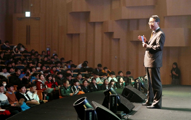 1000번째 색동나래교실에서 강연을 하고 있는 아시아나항공 김수천 사장. 사진=아시아나항공  