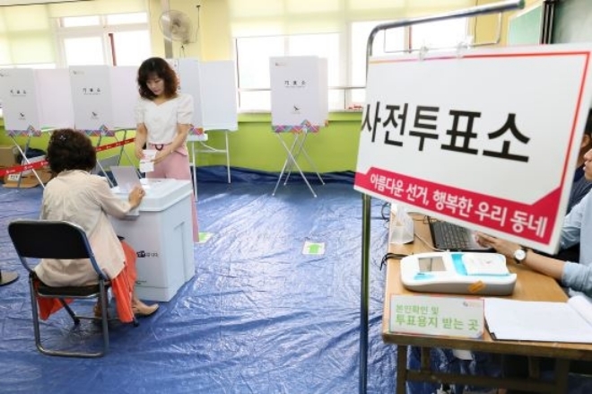 8일 진행된 7회 지방선거의 첫째날 사전투표가 8.77%로 집계 마감된 가운데 유권자들 사이에서 사전투표 인증샷과 후일담이 나오고 있다. 사진=뉴시스