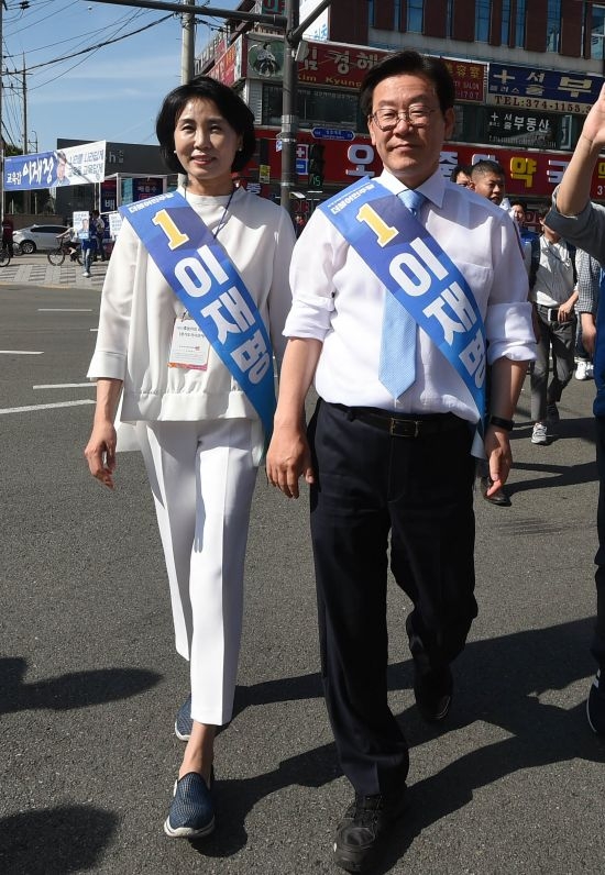 이재명 더불어민주당 경기지사 후보와 부인 김혜경씨가 선거운동을 하고 있다. 사진=뉴시스