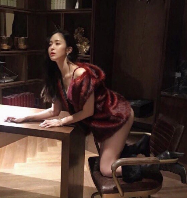 걸그룹 애프터스쿨 출신 유소영(33)이 프로골퍼 고윤성(27)과의 열애사실을 공식 인정한 가운데 유소영의 몸매 관리에 누리꾼의 관심이 집중된다. 사진=유소영 인스타그램