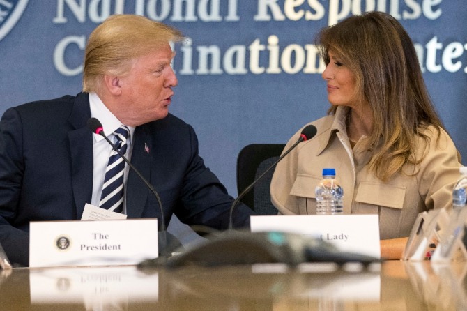 도널드 트럼프 미국 대통령(왼쪽)과 부인 멜라니아 여사가 지난 6일(현지 시간) 워싱턴D.C의 연방재난관리청(FEMA) 본사에서 열린 허리케인 설명회에 참석해 서로를 바라보고 있다. 사진=AP/뉴시스