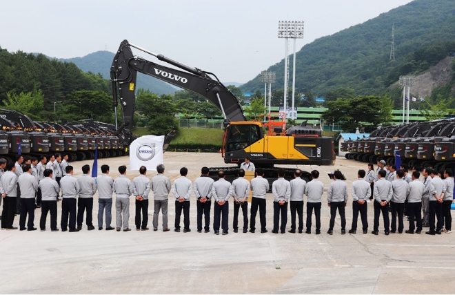 지난 8일 경남 창원시에 소재한 볼보건설기계코리아 창원공장에서 최종원 공장장이 20만번째 생산된 굴삭기 앞에서 지난 20여년동안 임직원과 협력업체들의 노고에 감사를 전하며 자축하는 시간을 가지고 있다. 사진=볼보건설기계코리아