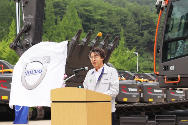 지난 8일 경남 창원시에 소재한 볼보건설기계코리아 창원공장에서 개최된 볼보 굴삭기 누적 생산 20만대 생산 기념식에서 기념사를 하고 있는 최종원 공장장. 사진=볼보건설기계코리아 